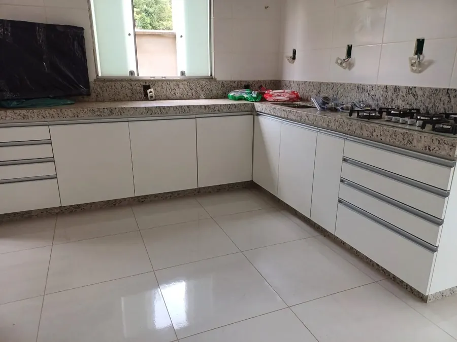 Cozinha planejada com armários brancos