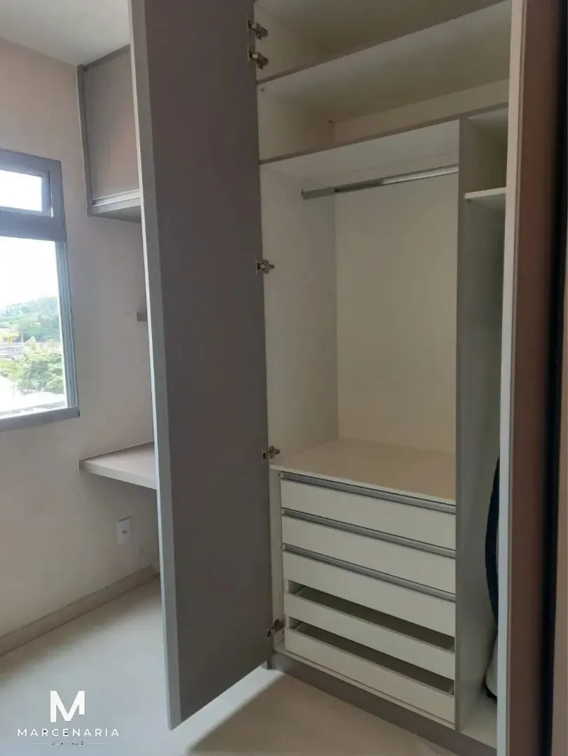 Guarda-roupa planejado com gavetas