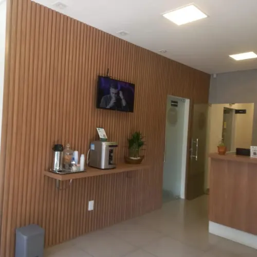 Painel ripado em madeira com bancada de apoio