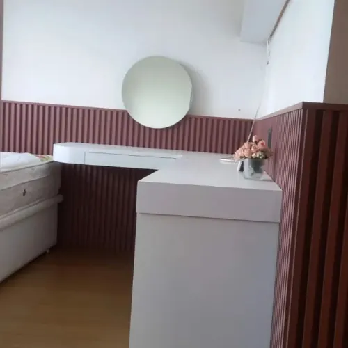 Quarto com bancada planejada e painel ripado vinho