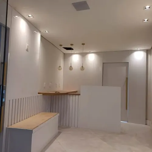 Recepção planejada com painel ripado e bancada