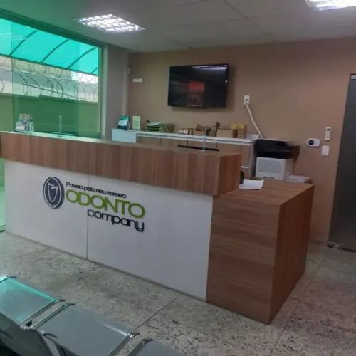 Recepção de clínica odontológica em marcenaria sob medida